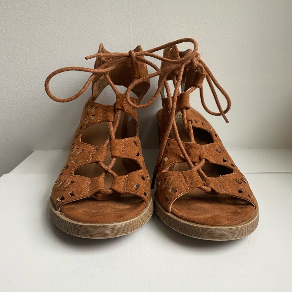 SO Furl Women’s size 6 1/2 block heel sandal